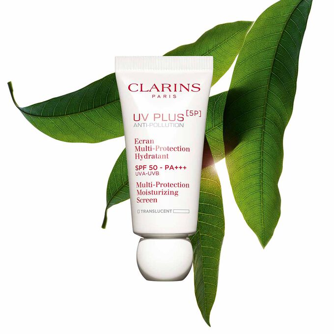 Kuva Clarins UV Plus Anti-Pollution Translucent tuubista, kosteuttavasta nesteest&auml;, jossa on SPF 50 suojakerroin, valkoista taustaa vasten.