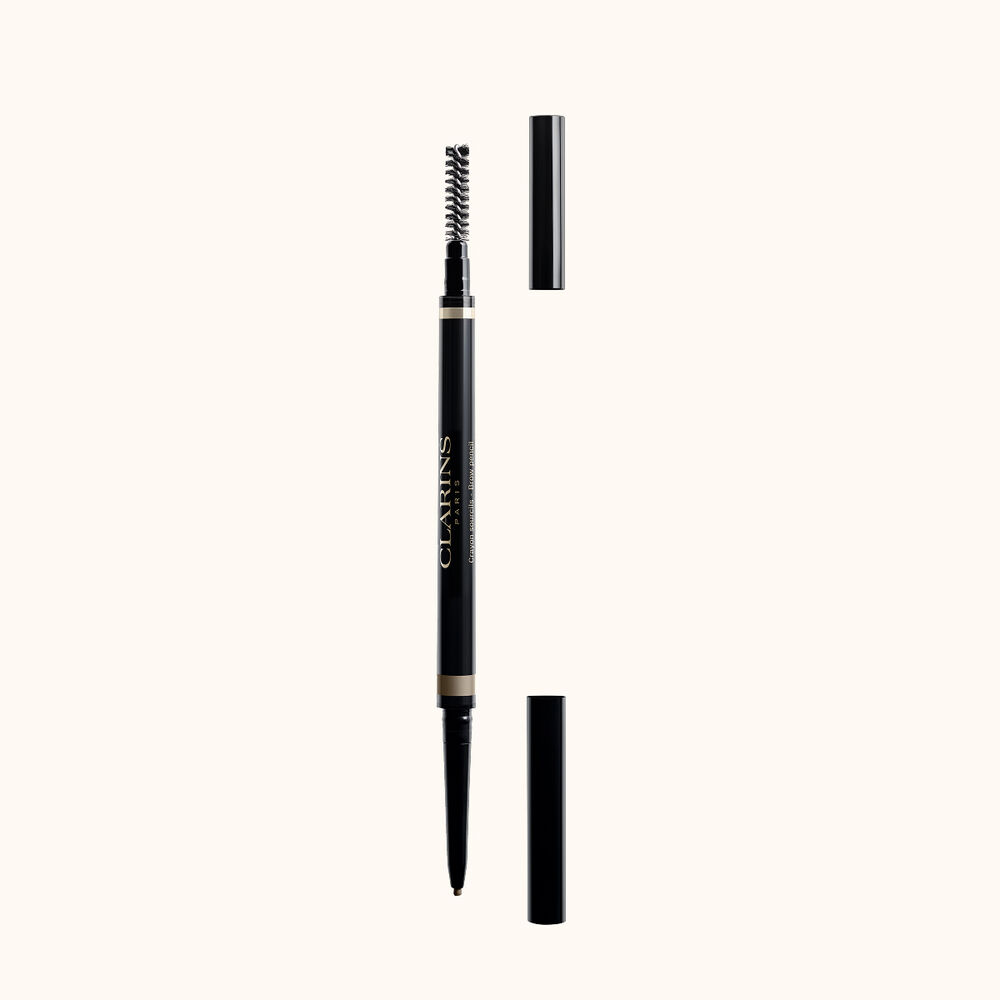 Packshot Clarins 2-in-1 Blond Brow Pencil -kulmakyn&auml;st&auml;, jossa on integroitu harja ja ultrahieno kierrett&auml;v&auml; k&auml;rki luonnollisia kulmia varten.