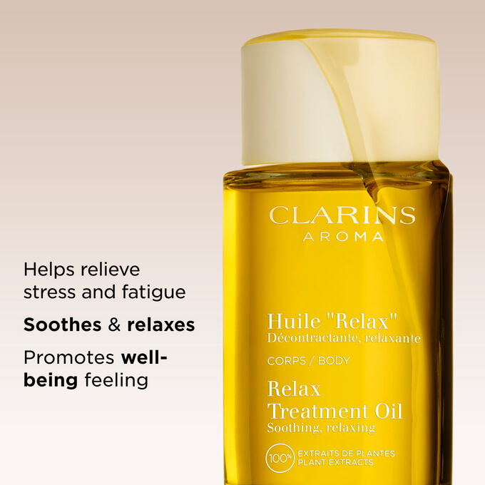 Kuva Clarins Relax Body Treatment Oil &ouml;ljyst&auml; kuvioitua taustaa vasten ja teksti, joka painottaa tuotteen rentouttavaa vaikutusta