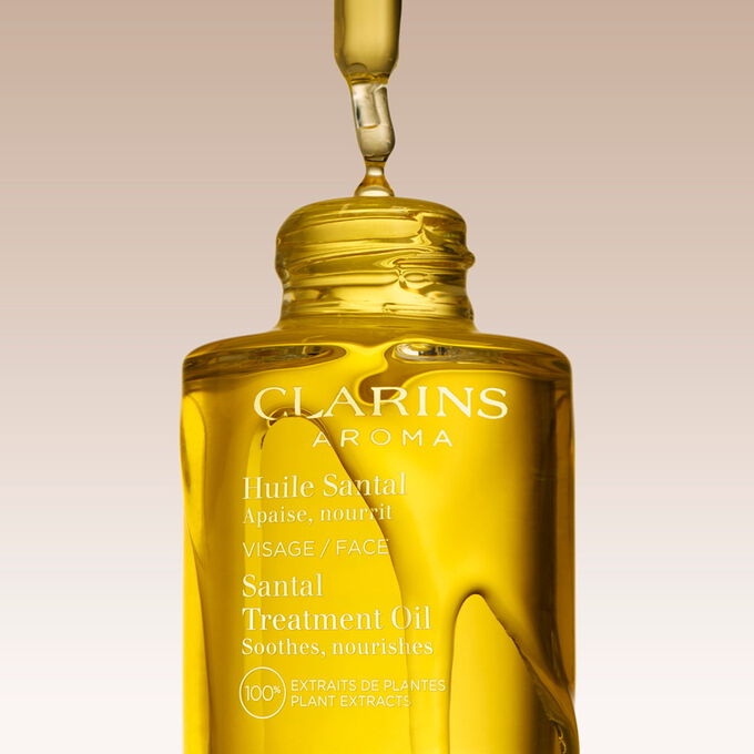 Kuva Clarins Santal Face Treatment Oil &ouml;ljyst&auml; ja teksti &ouml;ljyn ihoa kosteuttavasta vaikutuksesta.