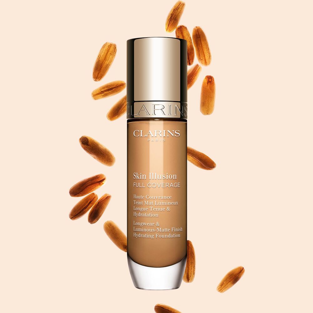 Clarins Skin Illusion Full Coverage, joka esittelee tyylikk&auml;&auml;n muotoilunsa ja n&auml;ytt&auml;v&auml;n pakkauksensa &ndash; t&auml;ydellinen meikkivoide virheett&ouml;m&auml;&auml;n ja luonnolliseen ihons&auml;vyyn.