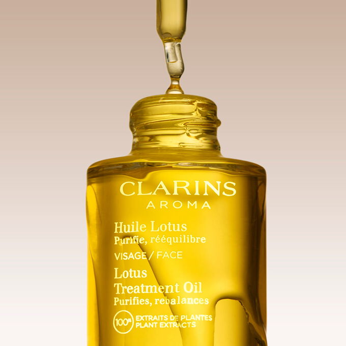 Kuva Clarins Lotus Face Treatment Oil &ouml;ljyst&auml; ja teksti &ouml;ljyn tasapainottavasta vaikutuksesta rasvoittuvalle iholle