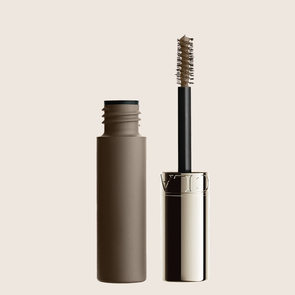 Packshot Clarins Light Brown Brow Gel -kulmageelist&auml;, s&auml;vytetty vastaamaan luonnollisen vaaleanruskeita kulmia, antaen pehme&auml;n, huolitellun ja selke&auml;sti m&auml;&auml;ritellyn lopputuloksen.