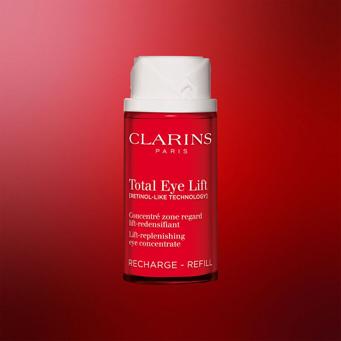Tuotekuva Clarins Total Eye Lift -ik&auml;&auml;ntymist&auml; ehk&auml;isev&auml;st&auml; silm&auml;nymp&auml;rysvoiteen t&auml;ytt&ouml;pakkauksesta tummanpunaisella taustalla, korostaen kest&auml;v&auml;&auml; ja uudelleen t&auml;ytett&auml;v&auml;&auml; muotoilua.