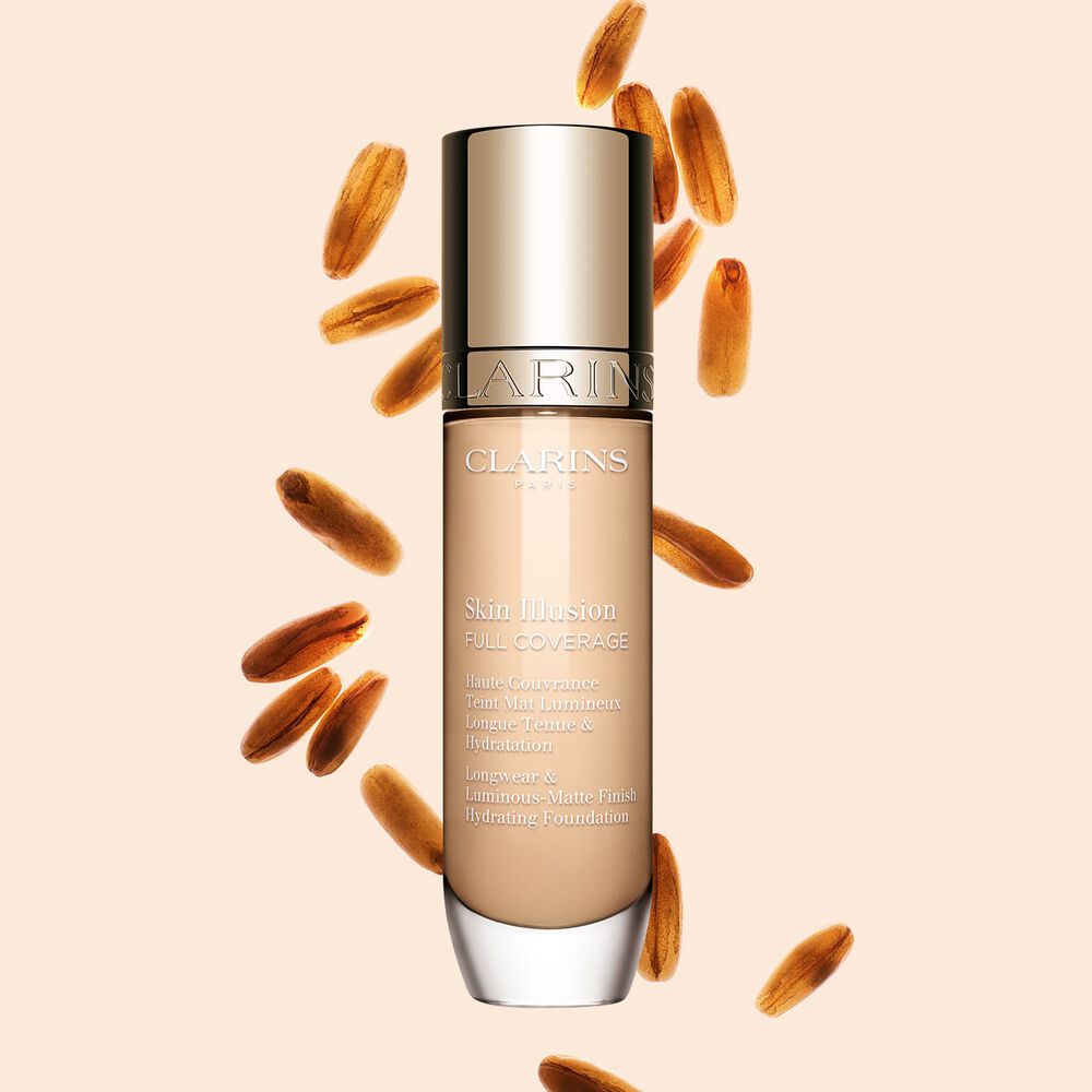 Clarins Skin Illusion Full Coverage, joka esittelee tyylikk&auml;&auml;n muotoilunsa ja n&auml;ytt&auml;v&auml;n pakkauksensa &ndash; t&auml;ydellinen meikkivoide virheett&ouml;m&auml;&auml;n ja luonnolliseen ihons&auml;vyyn.