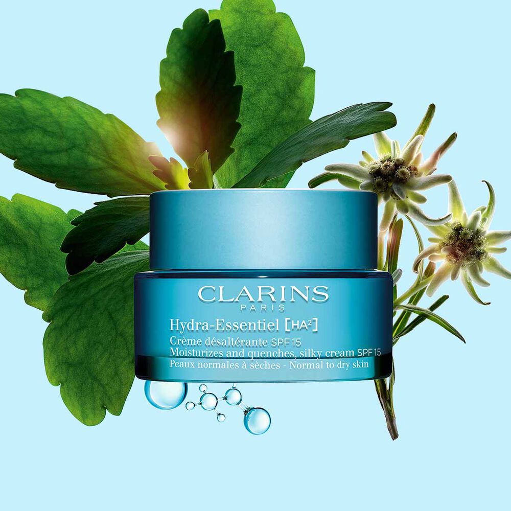 Kuva Clarins Hydra-Essentiel SPF15 voiteesta ja alppitähden kukista sinistä taustaa vasten.