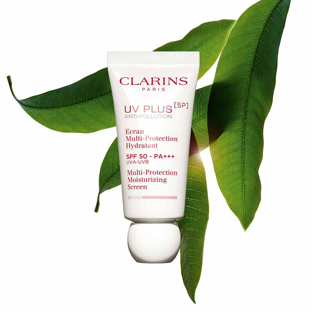 Kuva Clarins UV Plus Anti-Pollution Rose tuubista, kosteuttavasta nesteest&auml;, jossa on SPF 50 suojakerroin, vaaleanpunaista taustaa vasten.