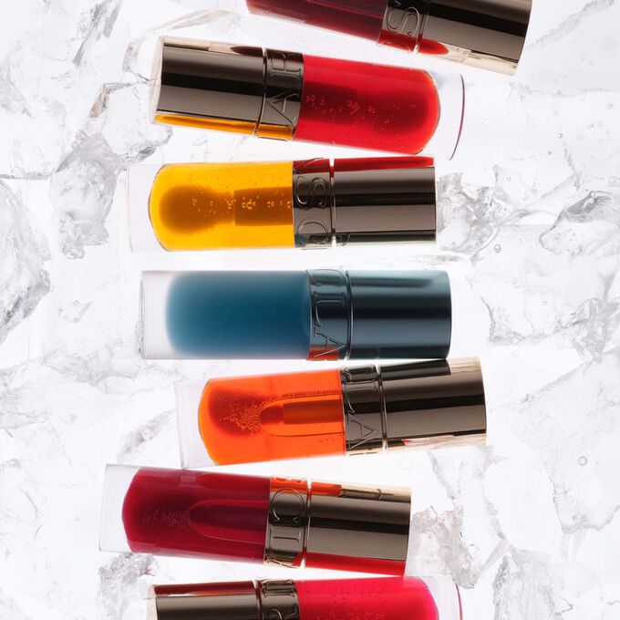 Esittely kaikista Clarins Lip Comfort Oil -huuli&ouml;ljyist&auml; j&auml;&auml;ll&auml;, keskittyen uuteen viilent&auml;v&auml;&auml;n huuli&ouml;ljyyn ja sen virkist&auml;v&auml;&auml;n ja rauhoittavaan vaikutukseen