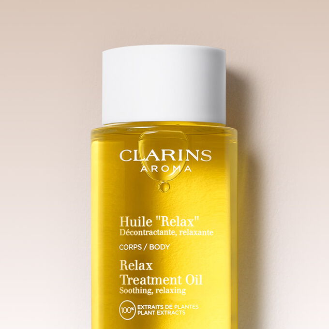 Clarins Relax Body Treatment Oil pullo ja kamomillan kukkia, koostumus sis&auml;lt&auml;&auml; 100 % kasviuutteita.