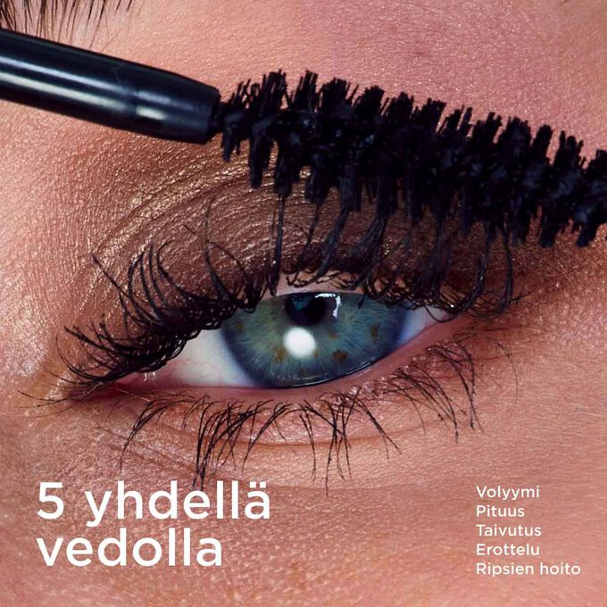 Fokus naisen ripsiss&auml; Clarins Curl Defining Mascara -ripsiv&auml;rin levityksen aikana, joka n&auml;ytt&auml;&auml; volyymia lis&auml;&auml;v&auml;n vaikutuksen, taivutuksen, erottelun ja ripsien hoidon.