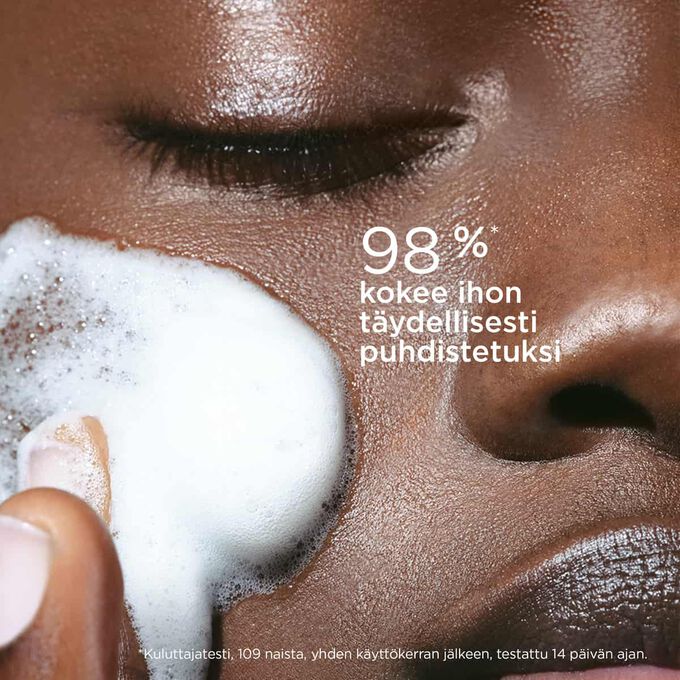 Fokus kasvojen vaahtoavan puhdistusaineen levitt&auml;misess&auml; naisen poskelle havainnollistaa, ett&auml; 98 % testiin osallistuneista kokee ihon olevan puhdas.