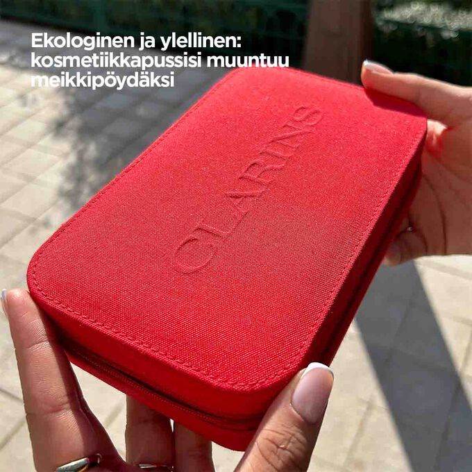 Lähikuva kosmetiikkapussista, joka näyttää sen punaisen muotoilun ja kyvyn muuttua meikkipöydäksi.