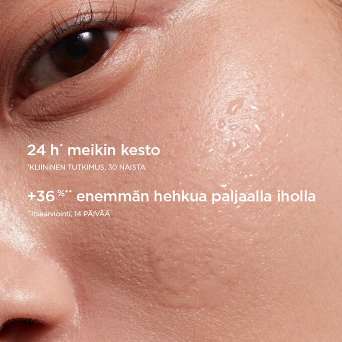 Fokus naisen poskeen, jossa hieno suihkesumu havainnollistaa 24 tunnin meikin keston ja ihoa heleytt&auml;v&auml;n vaikutuksen.