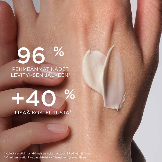 Kuva naisen k&auml;dest&auml; levitt&auml;m&auml;ss&auml; Love Collection -k&auml;sivoidetta &ndash; tuo esiin pehme&auml;n tunteen levityksen j&auml;lkeen ja parantuneen kosteutuksen.