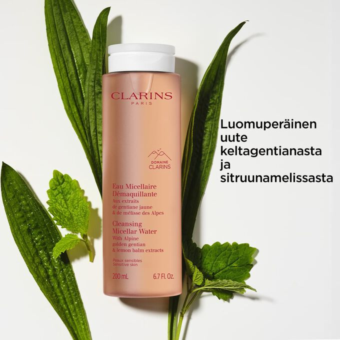 Pakkauskuva puhdistavan misellivesipullon edess&auml; sitruunamelissaa ja keltagentianaa korostamassa sen p&auml;&auml;ainesosia.