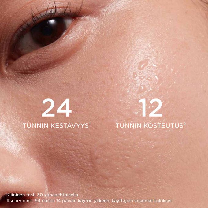 L&auml;hikuva naisen poskesta, kun h&auml;n suihkuttaa Love Collection Fix Make-Up -suihketta &ndash; painotus 24 tunnin meikin kestossa ja 12 tunnin kosteutuksessa.