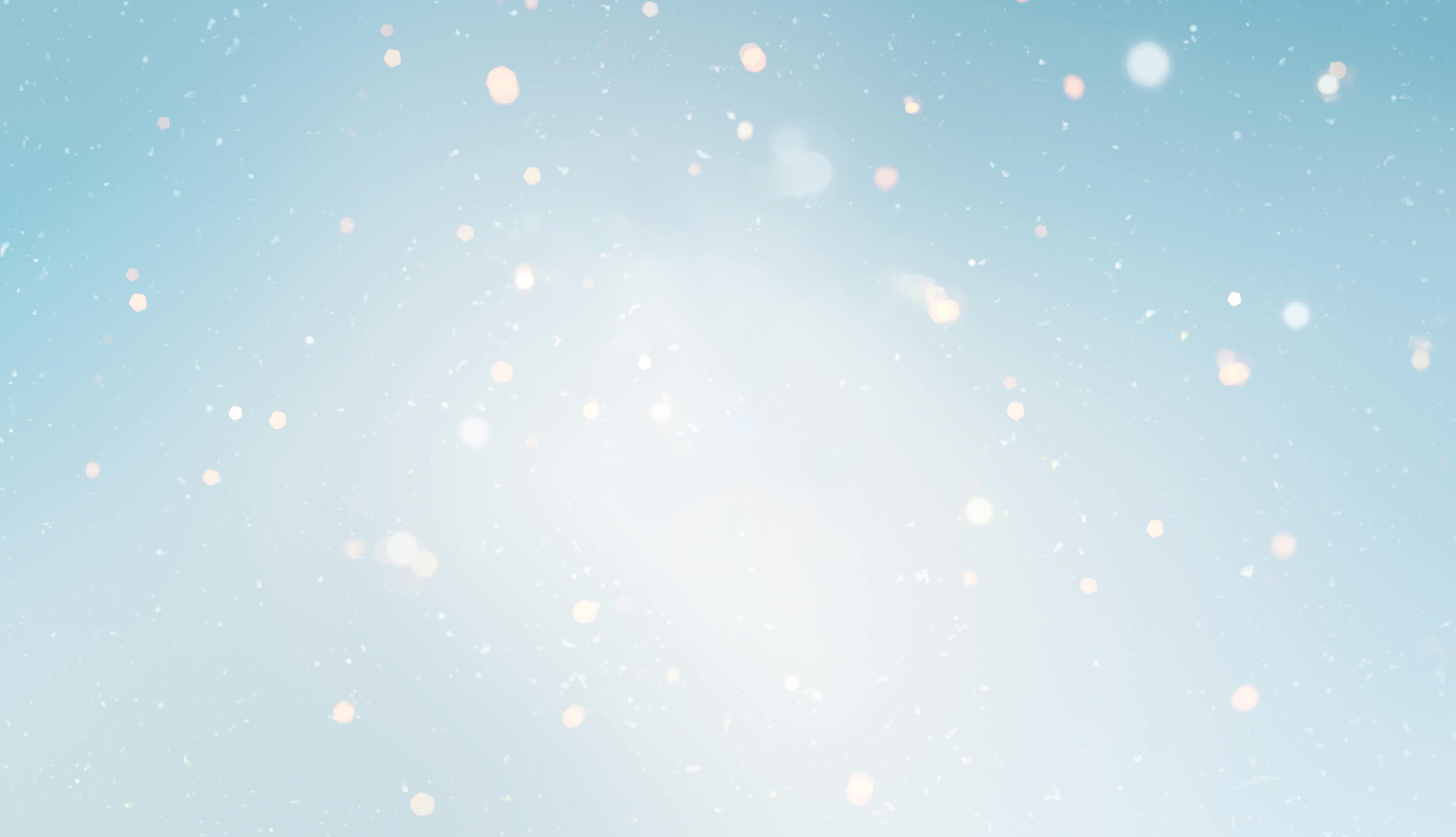 Ote Clarinsin vuoden 2025 joulukampanjavideosta, jossa laskettelija liukuu alas joulukuusta, joka on täynnä Clarins-tuotteita.