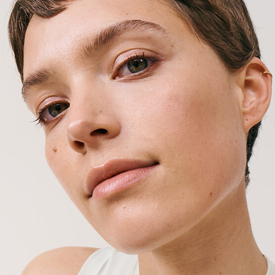 Malli, joka käyttää Double Serum Foundationia