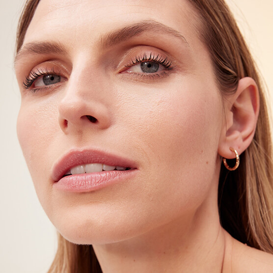 Malli, joka käyttää Double Serum Light Texture